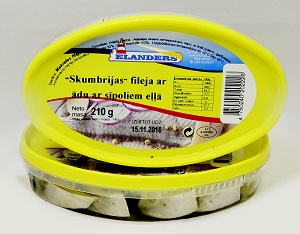 Skumbrijas fileja ar ādu ar sīpoliem eļļā