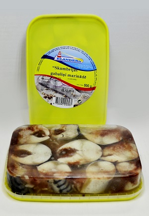 Skumbrijas gabaliņi marinādē